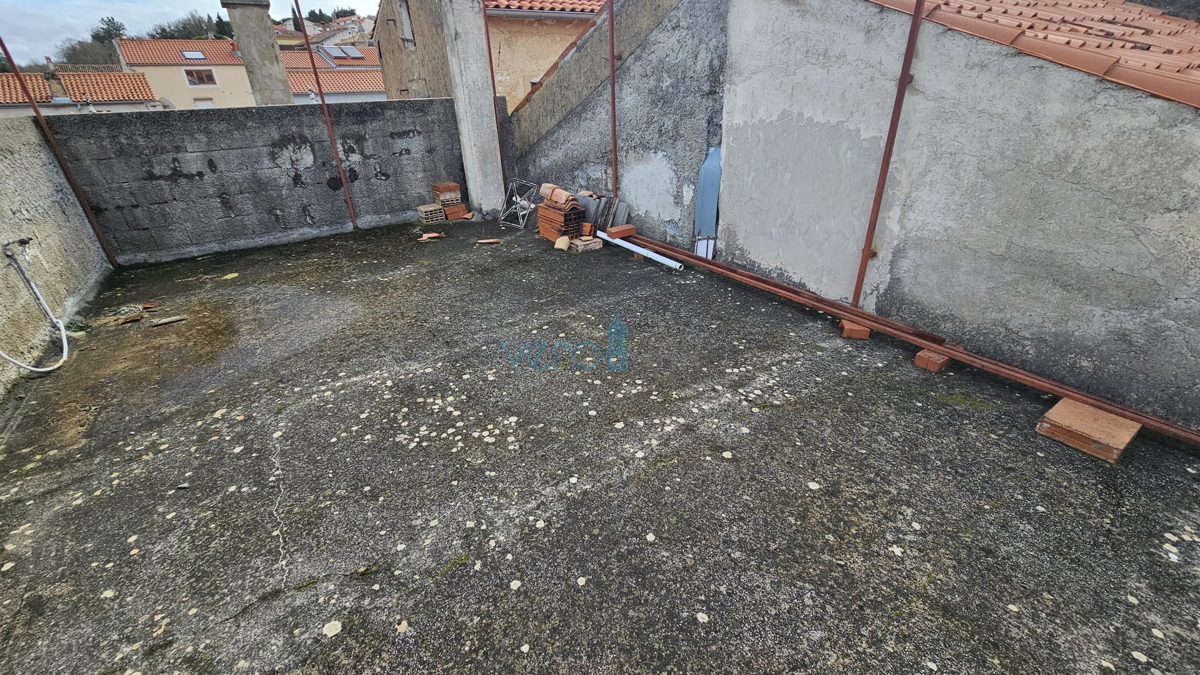 Otok Krk, Dobrinj, staro jedro, hiša s teraso in trajnim pogledom, prodamo