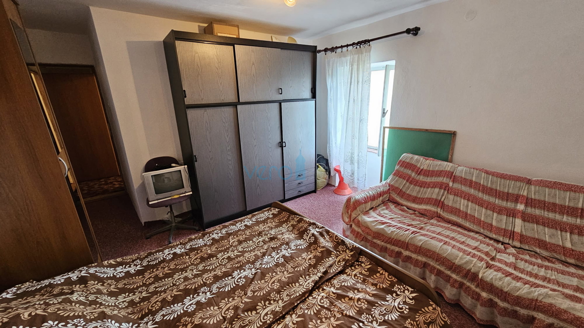 Otok Krk, Dobrinj, staro jedro, hiša s teraso in trajnim pogledom, prodamo