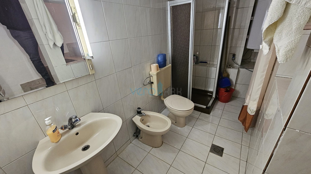Otok Krk, Dobrinj, staro jedro, hiša s teraso in trajnim pogledom, prodamo