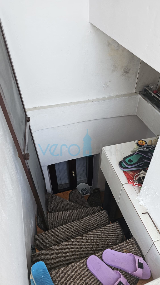 Otok Krk, Dobrinj, staro jedro, hiša s teraso in trajnim pogledom, prodamo