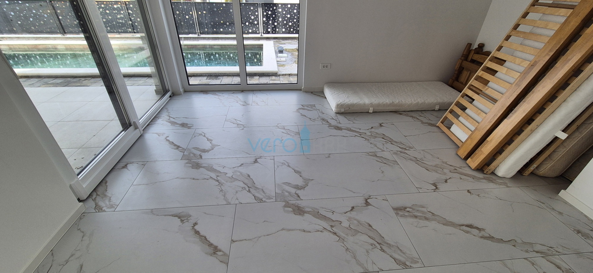 Otok Krk, Malinska, novogradnja, moderna hiša s bazenom, vrt, razgled, prodaja