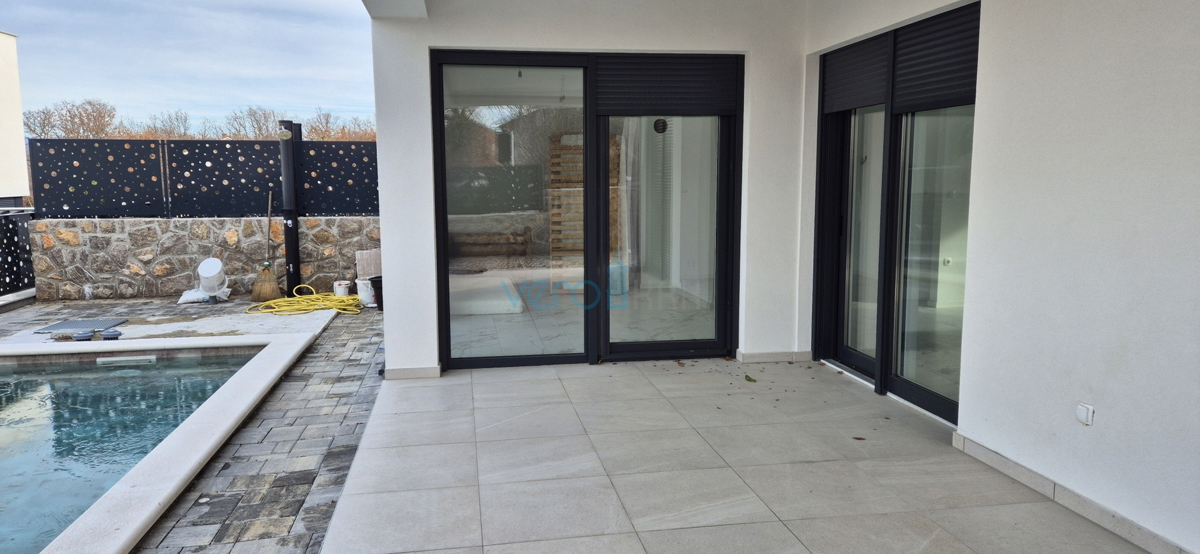 Otok Krk, Malinska, novogradnja, moderna hiša s bazenom, vrt, razgled, prodaja