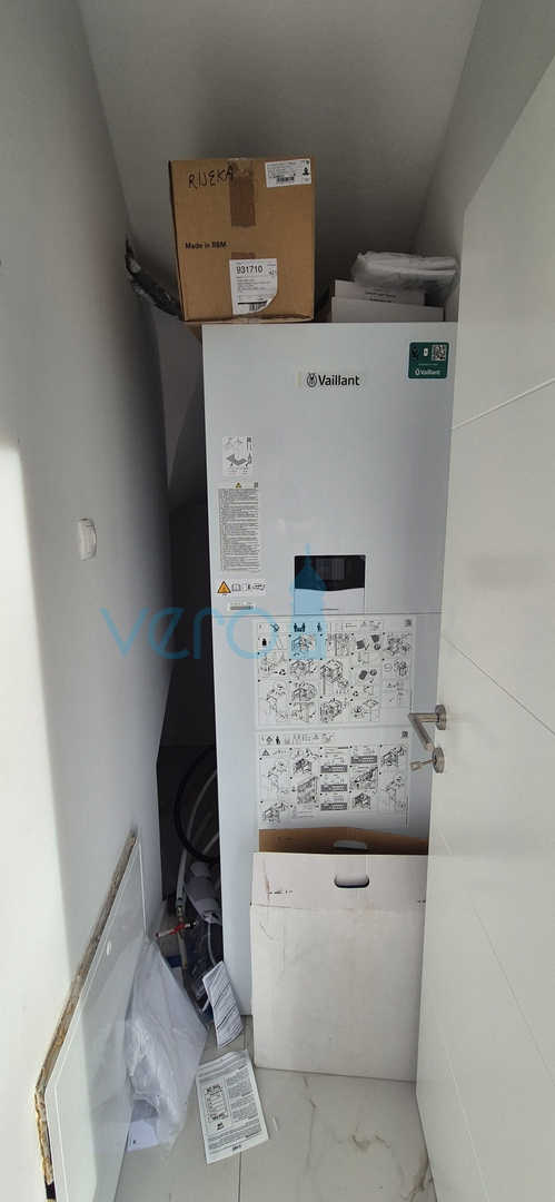 Otok Krk, Malinska, novogradnja, moderna hiša s bazenom, vrt, razgled, prodaja