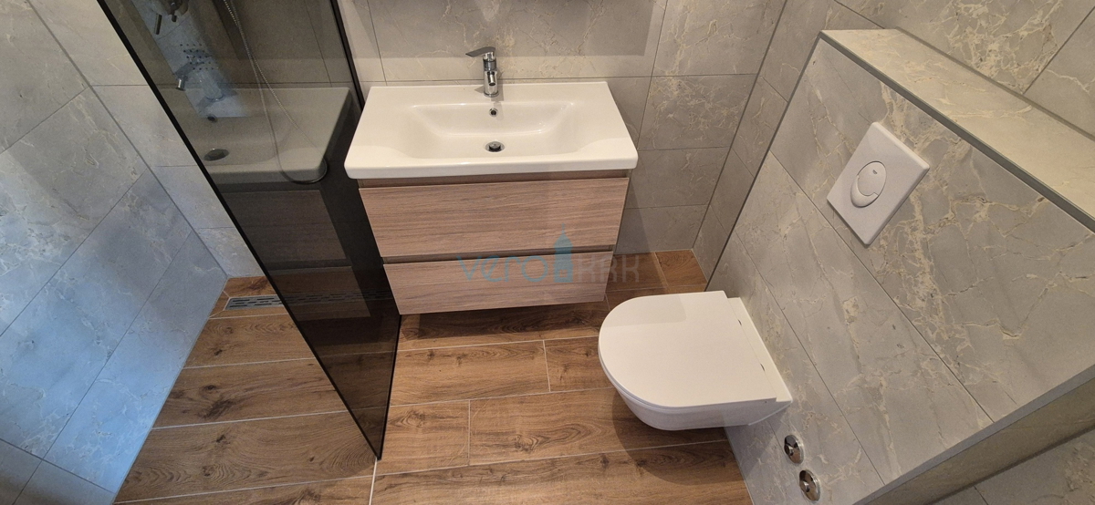 Otok Krk, Malinska, novogradnja, moderna hiša s bazenom, vrt, razgled, prodaja