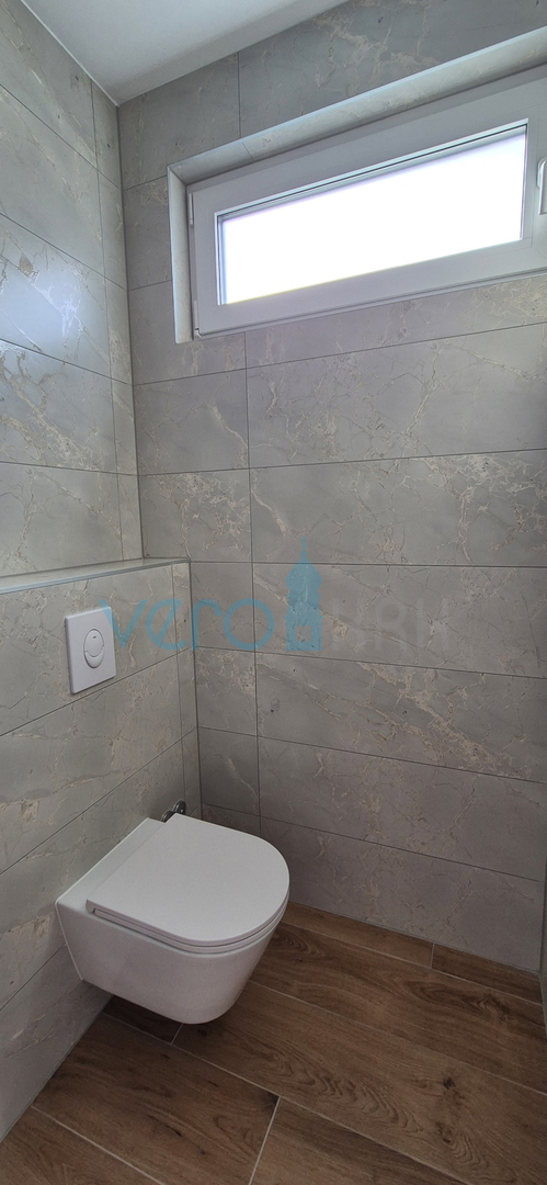 Otok Krk, Malinska, novogradnja, moderna hiša s bazenom, vrt, razgled, prodaja