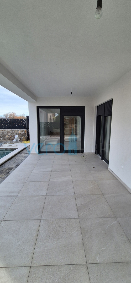 Otok Krk, Malinska, novogradnja, moderna hiša s bazenom, vrt, razgled, prodaja