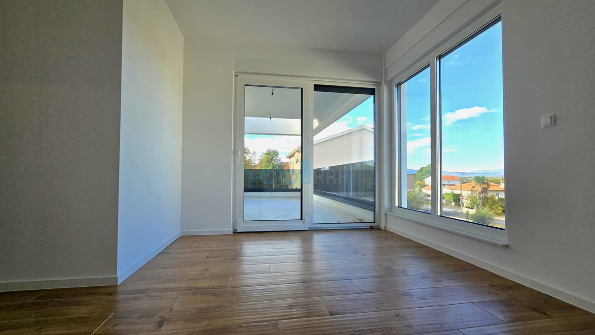 Otok Krk, Malinska, novogradnja, moderna hiša s bazenom, vrt, razgled, prodaja