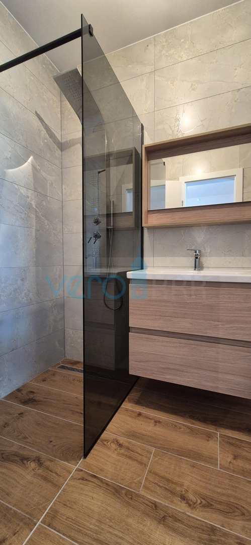 Otok Krk, Malinska, novogradnja, moderna hiša s bazenom, vrt, razgled, prodaja