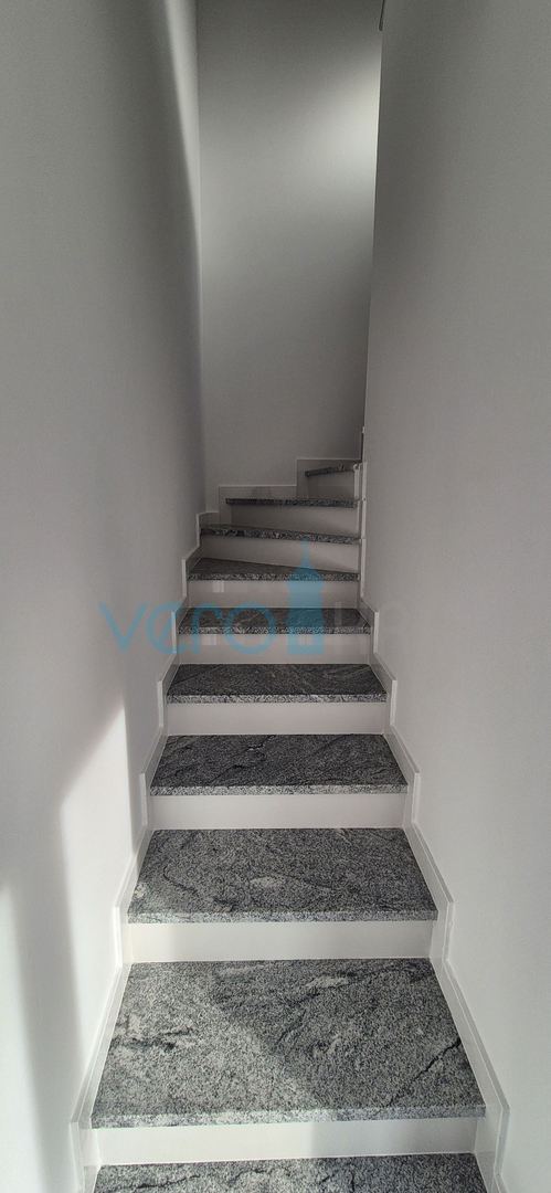 Otok Krk, Malinska, novogradnja, moderna hiša s bazenom, vrt, razgled, prodaja