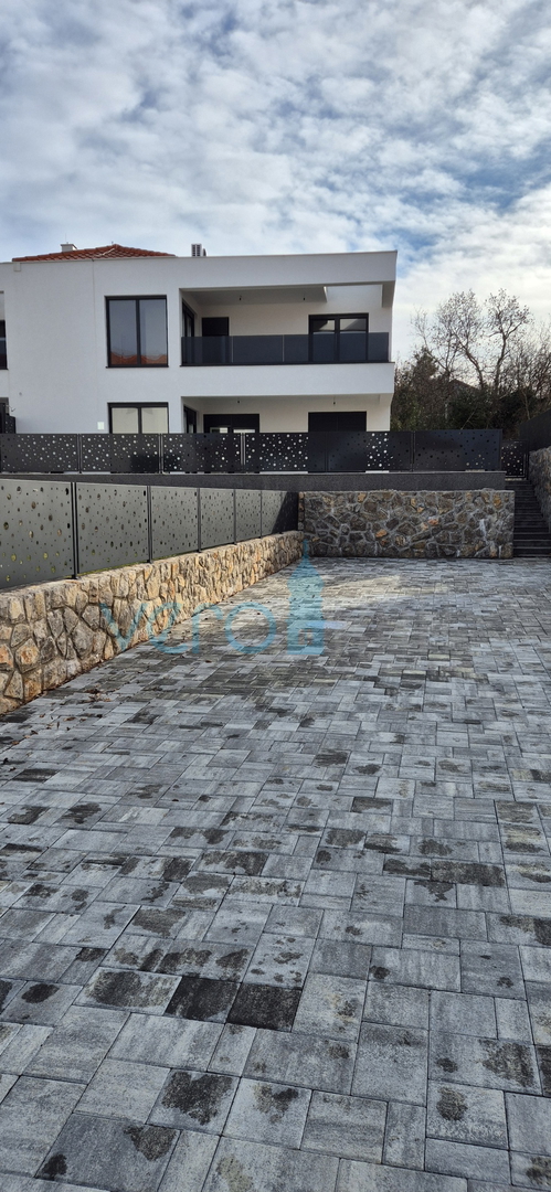 Otok Krk, Malinska, novogradnja, moderna hiša s bazenom, vrt, razgled, prodaja