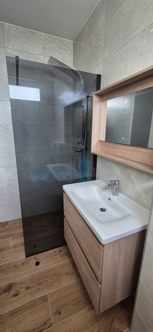 Otok Krk, Malinska, novogradnja, moderna hiša s bazenom, vrt, razgled, prodaja