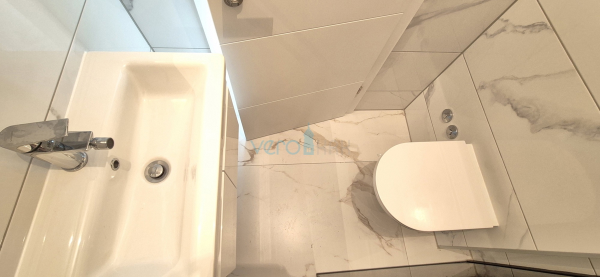 Otok Krk, Malinska, novogradnja, moderna hiša s bazenom, vrt, razgled, prodaja