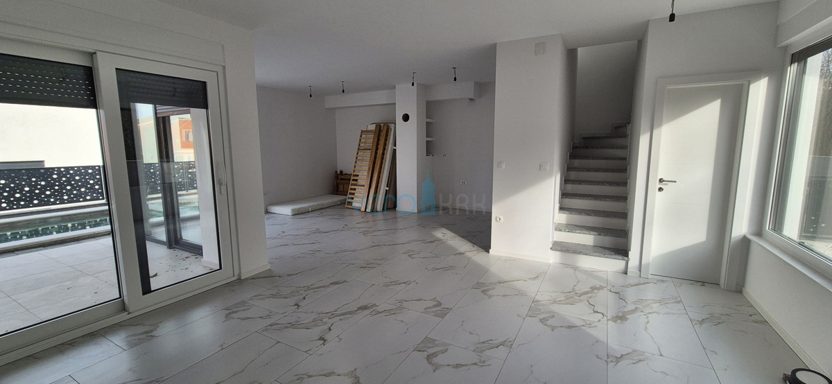 Otok Krk, Malinska, novogradnja, moderna hiša s bazenom, vrt, razgled, prodaja