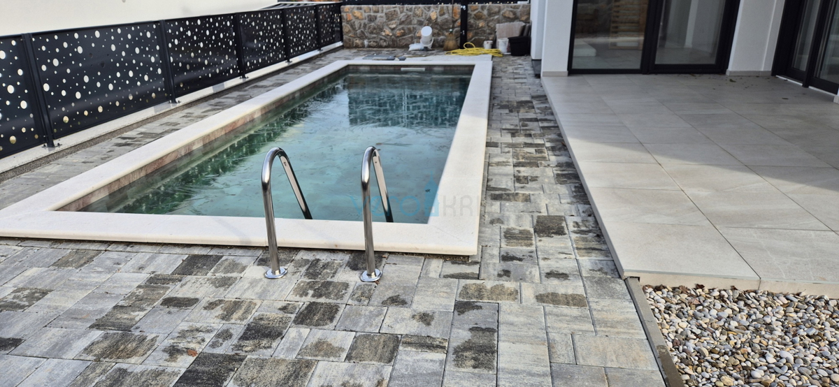 Otok Krk, Malinska, novogradnja, moderna hiša s bazenom, vrt, razgled, prodaja