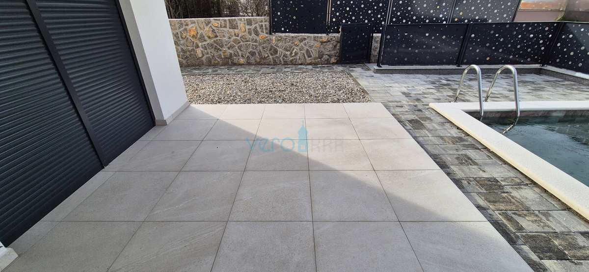 Otok Krk, Malinska, novogradnja, moderna hiša s bazenom, vrt, razgled, prodaja