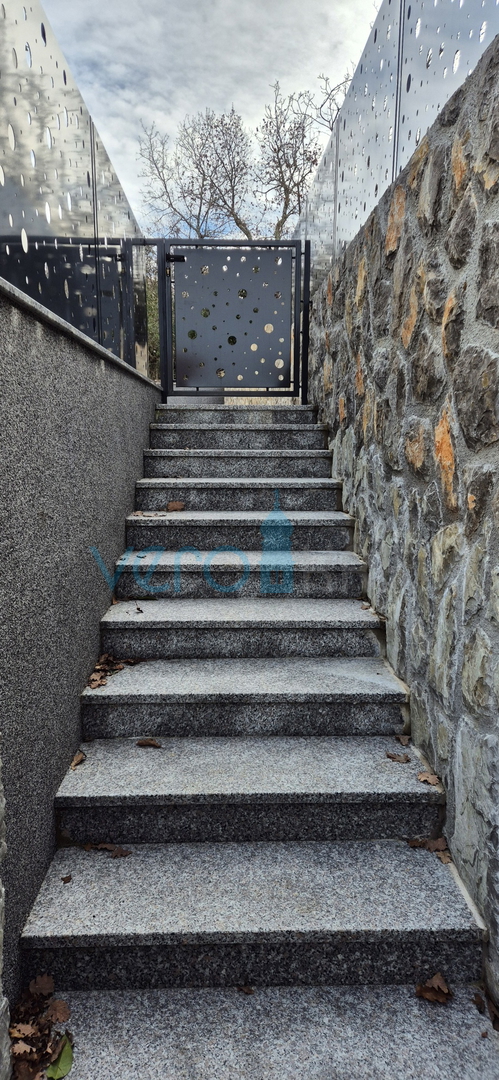 Otok Krk, Malinska, novogradnja, moderna hiša s bazenom, vrt, razgled, prodaja