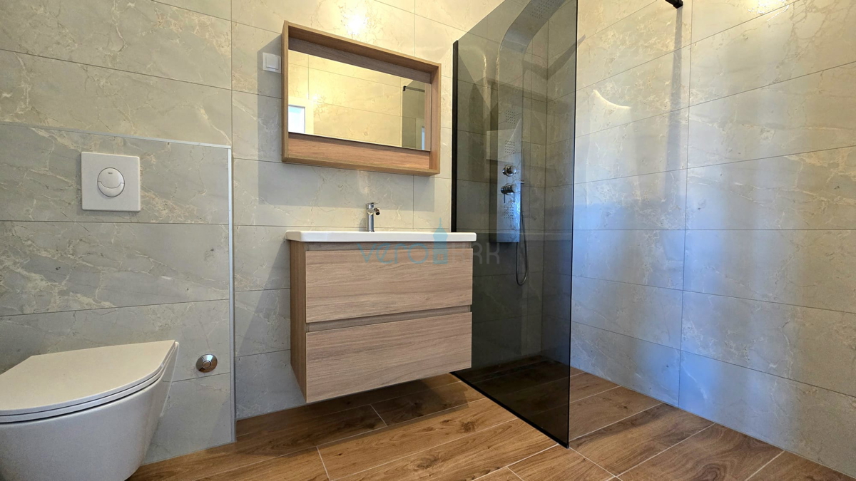 Otok Krk, Malinska, novogradnja, moderna hiša s bazenom, vrt, razgled, prodaja