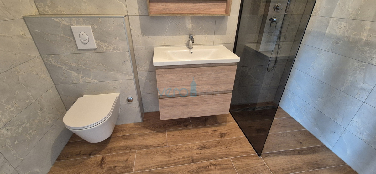 Otok Krk, Malinska, novogradnja, moderna hiša s bazenom, vrt, razgled, prodaja