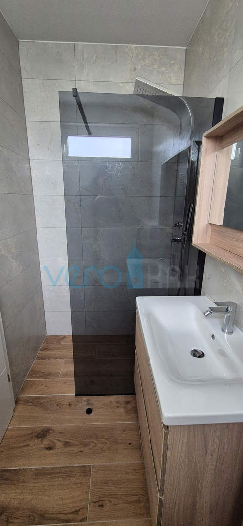 Otok Krk, Malinska, novogradnja, moderna hiša s bazenom, vrt, razgled, prodaja