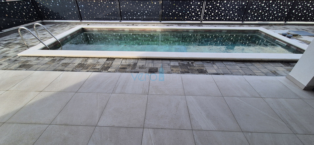 Otok Krk, Malinska, novogradnja, moderna hiša s bazenom, vrt, razgled, prodaja