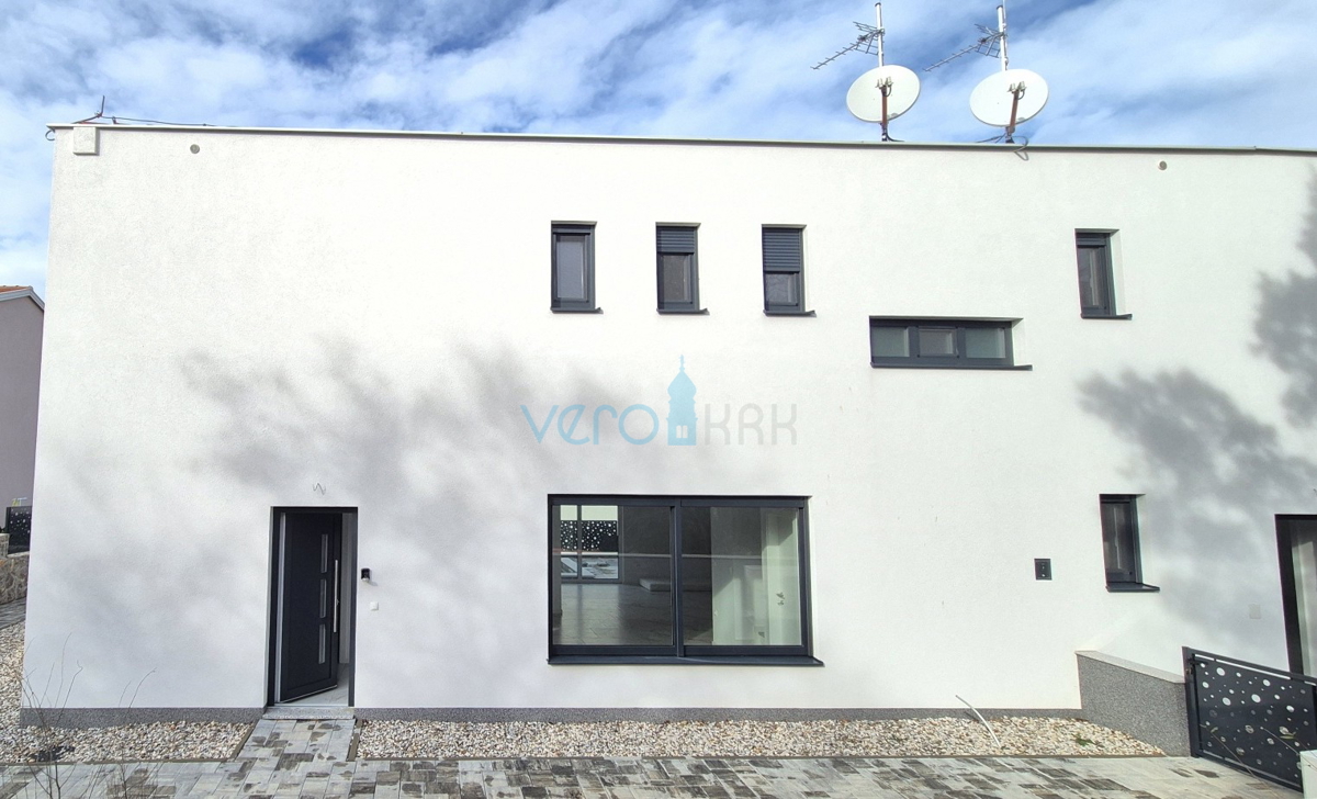 Otok Krk, Malinska, novogradnja, moderna hiša s bazenom, vrt, razgled, prodaja