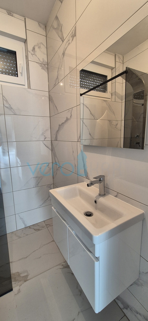 Otok Krk, Malinska, novogradnja, moderna hiša s bazenom, vrt, razgled, prodaja