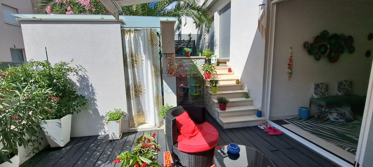 Njivice, otok Krk, moderen apartma 66 m2 v pritličju z vrtom, 150m do morja