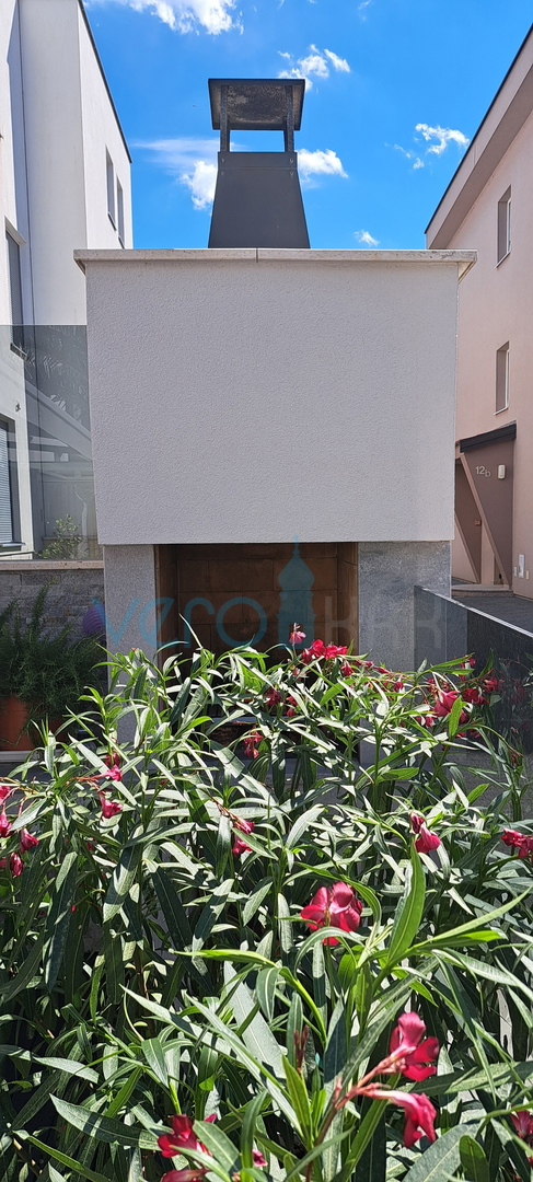 Njivice, otok Krk, moderen apartma 66 m2 v pritličju z vrtom, 150m do morja