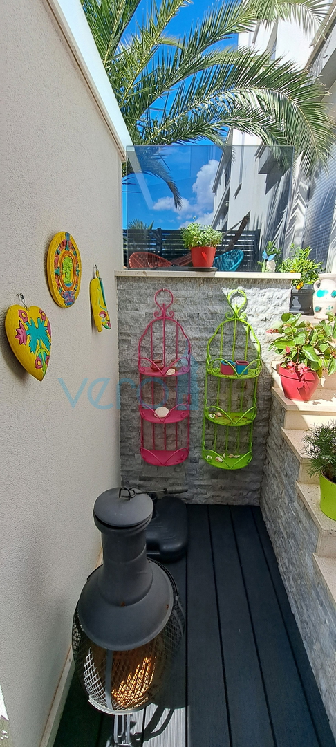 Njivice, otok Krk, moderen apartma 66 m2 v pritličju z vrtom, 150m do morja