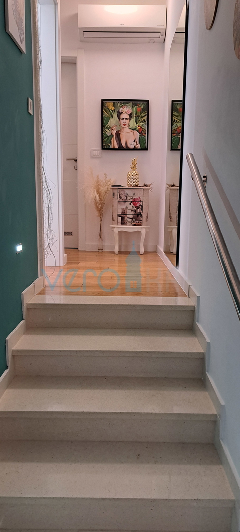 Njivice, otok Krk, moderen apartma 66 m2 v pritličju z vrtom, 150m do morja
