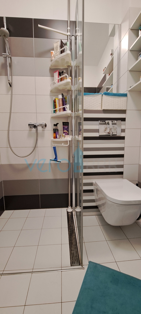 Njivice, otok Krk, moderen apartma 66 m2 v pritličju z vrtom, 150m do morja
