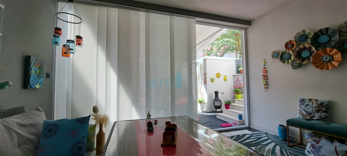 Njivice, otok Krk, moderen apartma 66 m2 v pritličju z vrtom, 150m do morja
