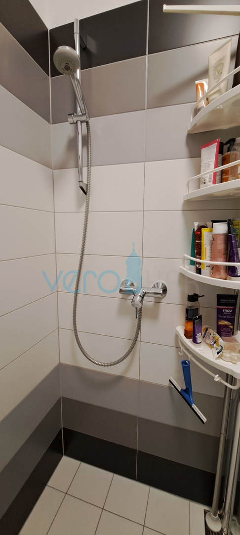 Njivice, otok Krk, moderen apartma 66 m2 v pritličju z vrtom, 150m do morja