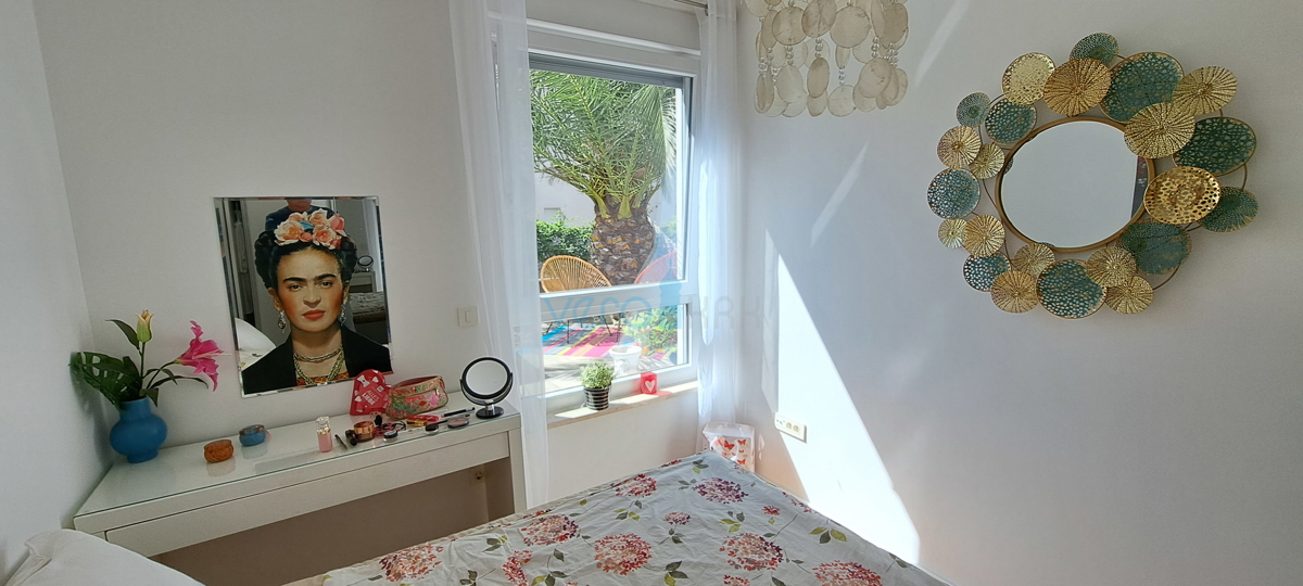 Njivice, otok Krk, moderen apartma 66 m2 v pritličju z vrtom, 150m do morja