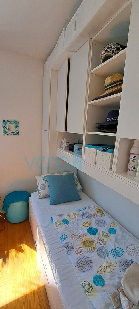 Njivice, otok Krk, moderen apartma 66 m2 v pritličju z vrtom, 150m do morja
