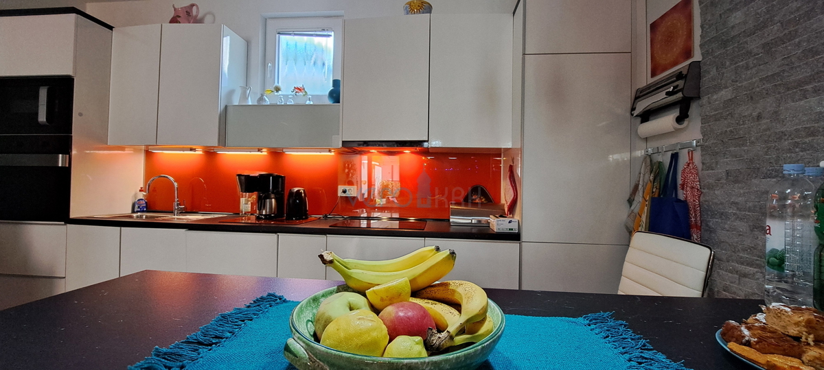 Njivice, otok Krk, moderen apartma 66 m2 v pritličju z vrtom, 150m do morja