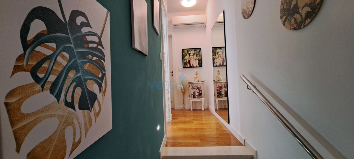 Njivice, otok Krk, moderen apartma 66 m2 v pritličju z vrtom, 150m do morja