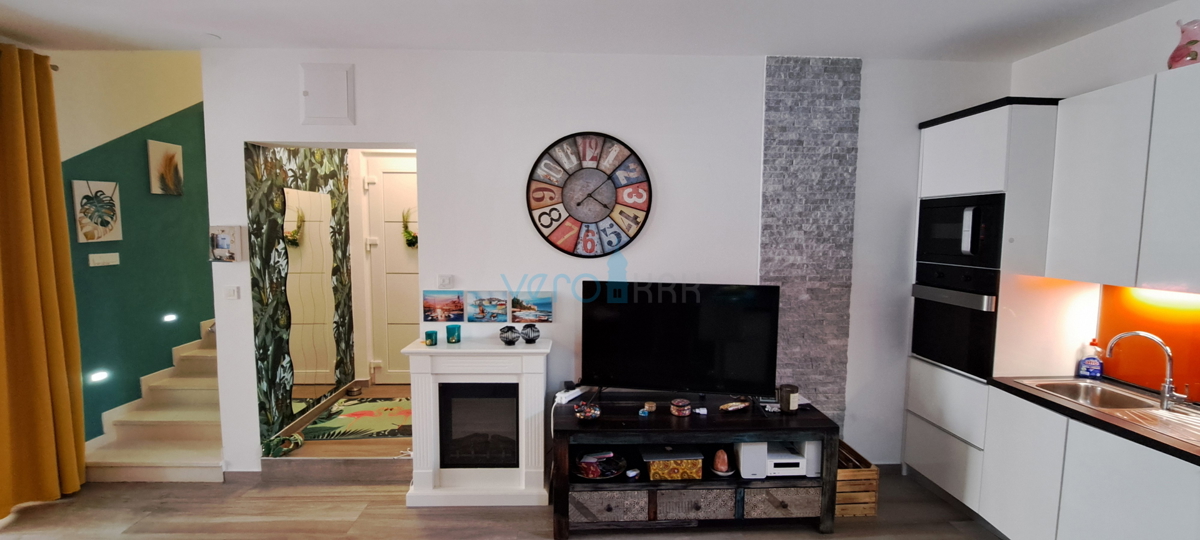 Njivice, otok Krk, moderen apartma 66 m2 v pritličju z vrtom, 150m do morja