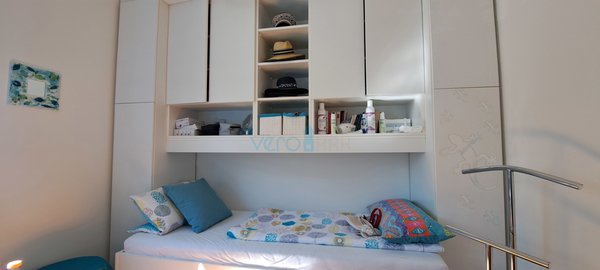 Njivice, otok Krk, moderen apartma 66 m2 v pritličju z vrtom, 150m do morja