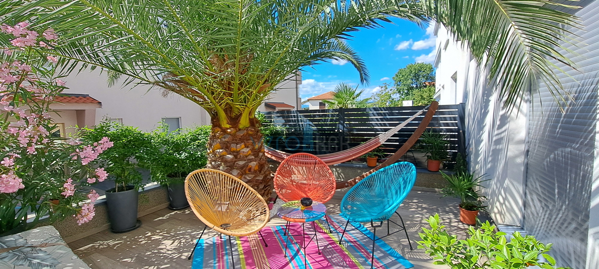 Njivice, otok Krk, moderen apartma 66 m2 v pritličju z vrtom, 150m do morja
