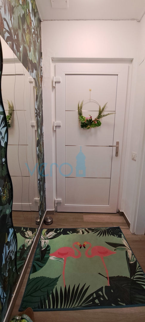 Njivice, otok Krk, moderen apartma 66 m2 v pritličju z vrtom, 150m do morja