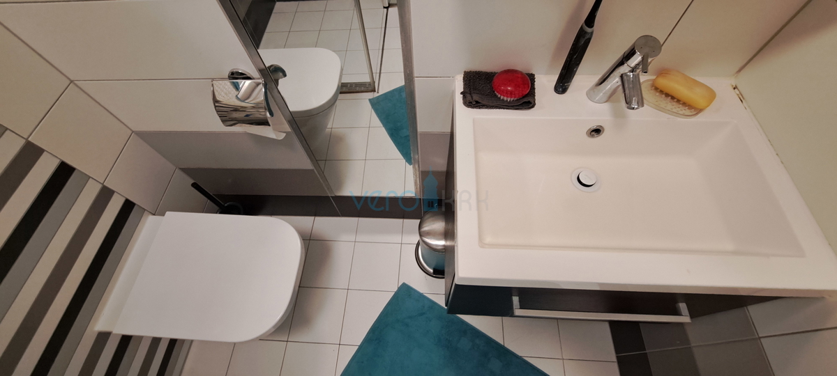 Njivice, otok Krk, moderen apartma 66 m2 v pritličju z vrtom, 150m do morja