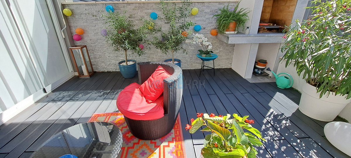 Njivice, otok Krk, moderen apartma 66 m2 v pritličju z vrtom, 150m do morja