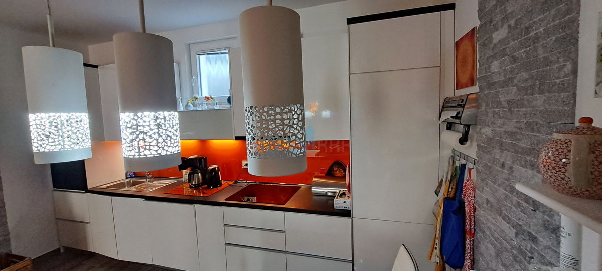 Njivice, otok Krk, moderen apartma 66 m2 v pritličju z vrtom, 150m do morja