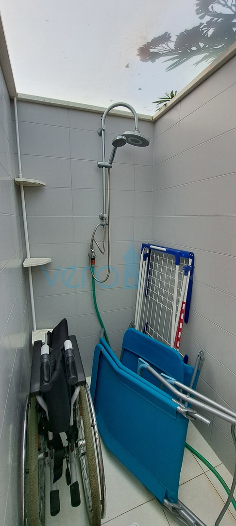 Njivice, otok Krk, moderen apartma 66 m2 v pritličju z vrtom, 150m do morja