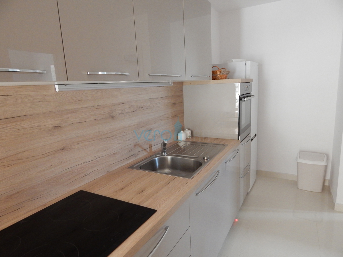 Crikvenica, Jadranovo, apartma 73 m2 v pritličju s pogledom na morje in velikim vrtom, prodamo
