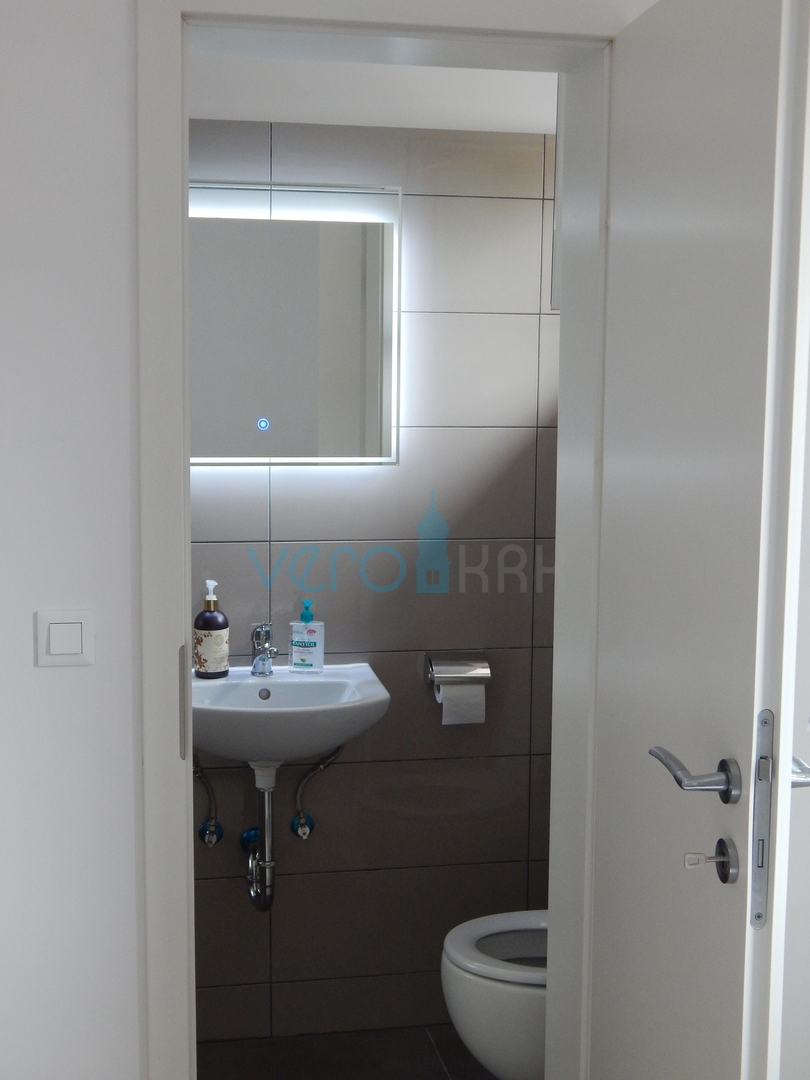 Crikvenica, Jadranovo, apartma 73 m2 v pritličju s pogledom na morje in velikim vrtom, prodamo