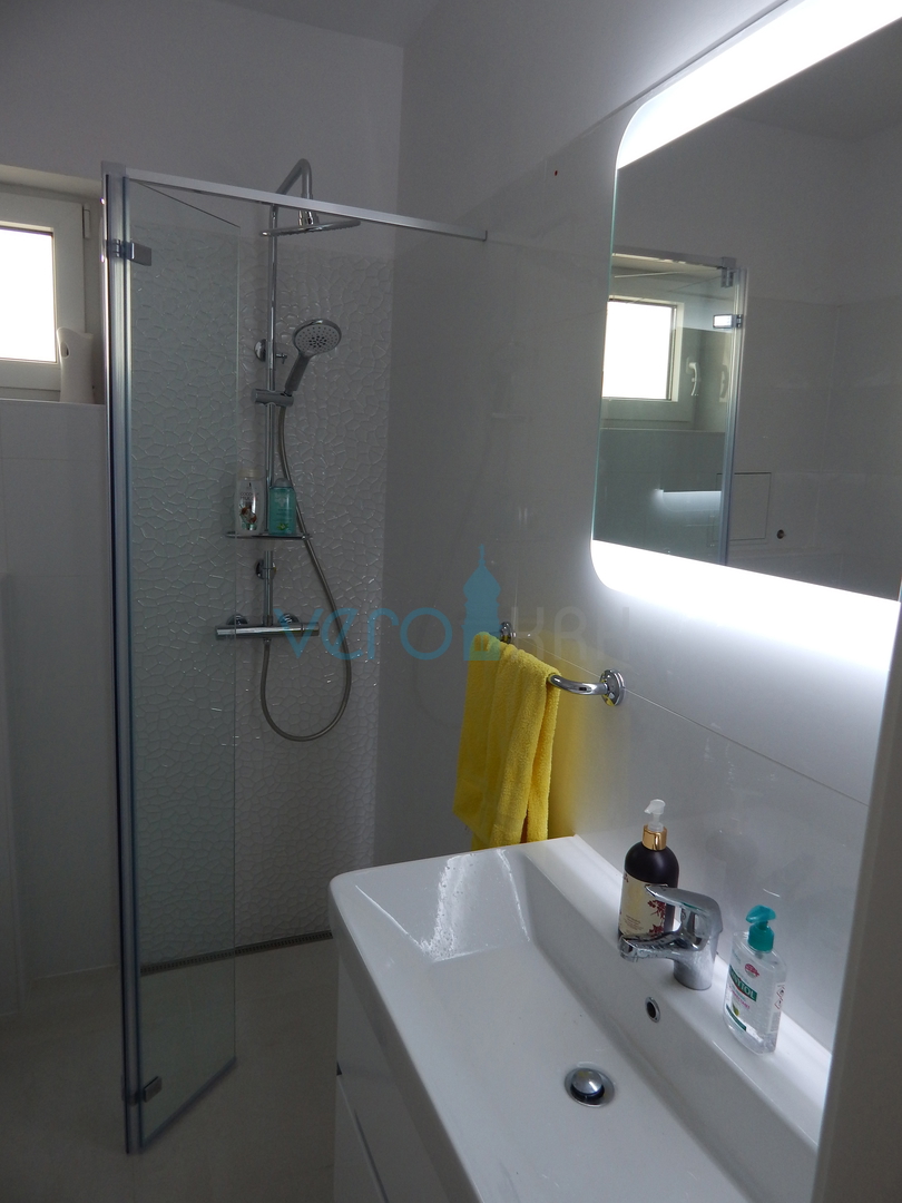 Crikvenica, Jadranovo, apartma 73 m2 v pritličju s pogledom na morje in velikim vrtom, prodamo