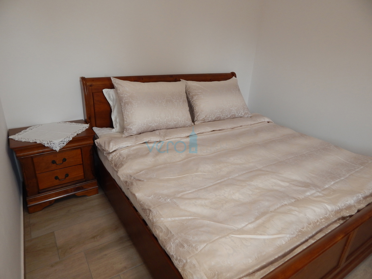Crikvenica, Jadranovo, apartma 73 m2 v pritličju s pogledom na morje in velikim vrtom, prodamo