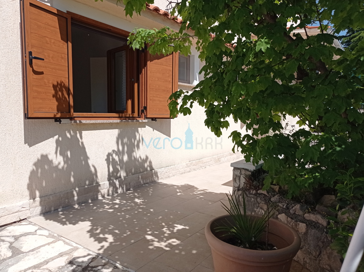 Crikvenica, Jadranovo, apartma 73 m2 v pritličju s pogledom na morje in velikim vrtom, prodamo